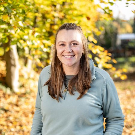 Auf diesem Bild ist die Kollegin Mareike Joppien in Profilansicht vor einem Herbstbaum zu sehen.